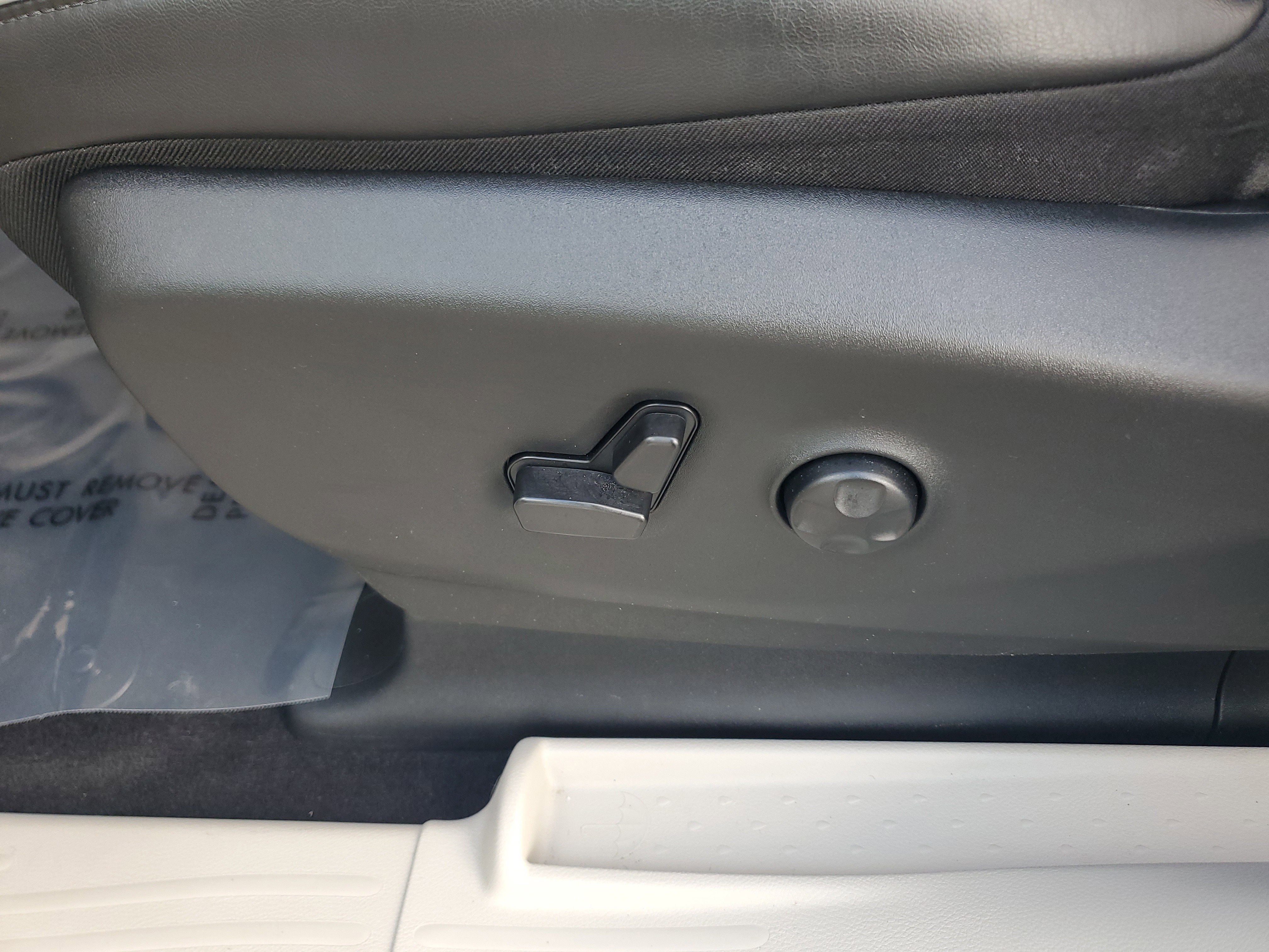 Used 2023 Chrysler Pacifica Limited w/ Uconnect Theater Family Group image 14