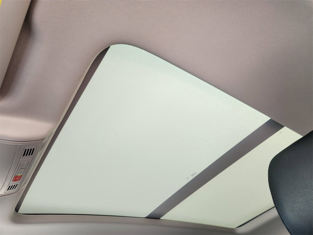 Used 2025 Volkswagen Taos SE image 17