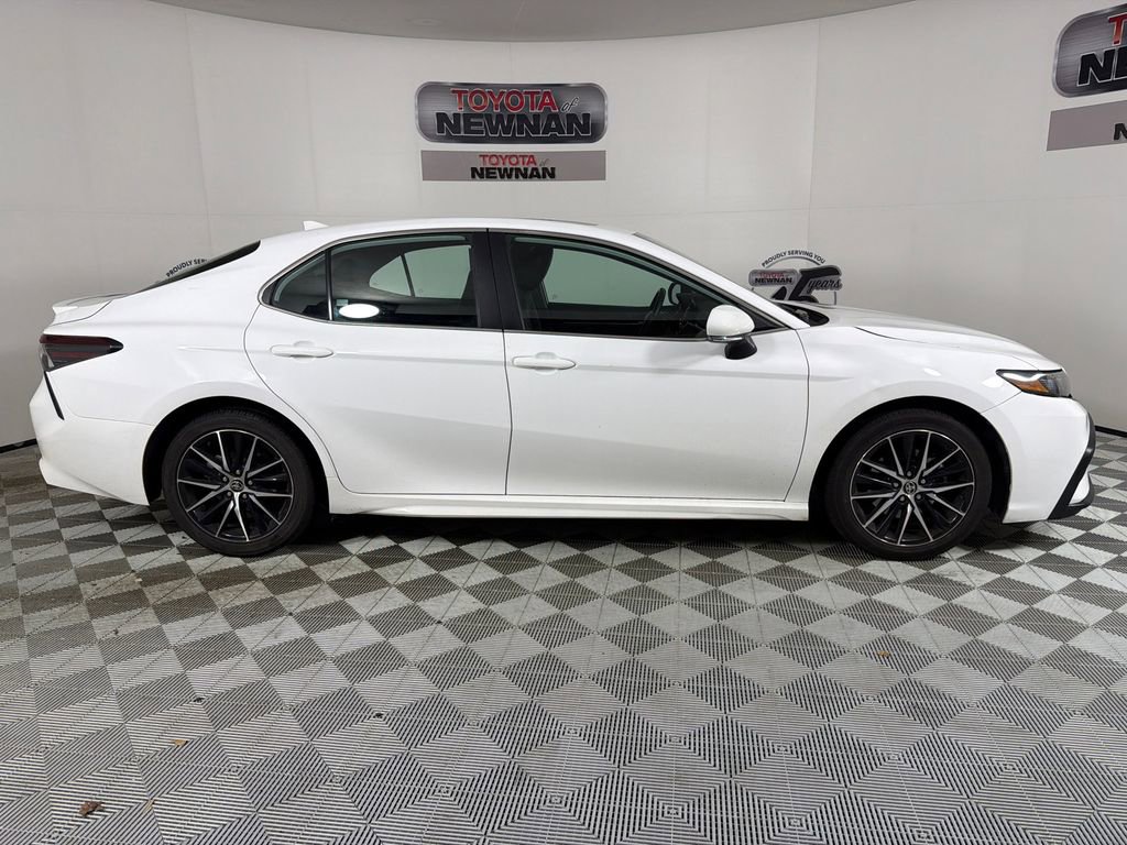 Used 2023 Toyota Camry SE image 2