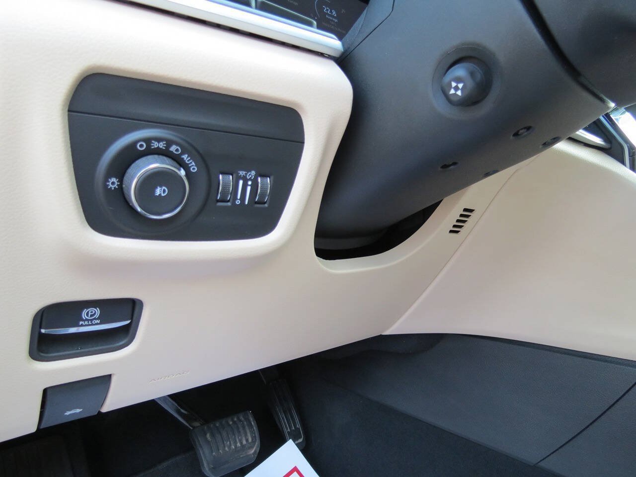 Used 2024 Jeep Grand Cherokee Limited w/ Luxury Tech Group II AWD/4WD image 9