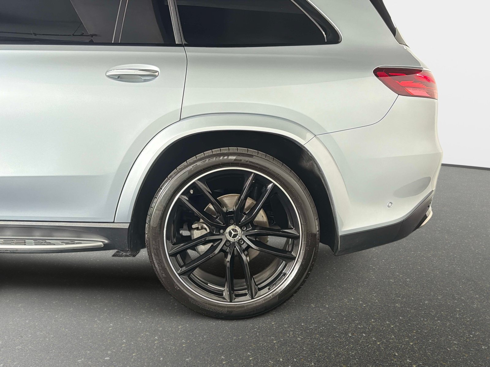 Used 2025 Mercedes-Benz GLS 580 4MATIC image 13