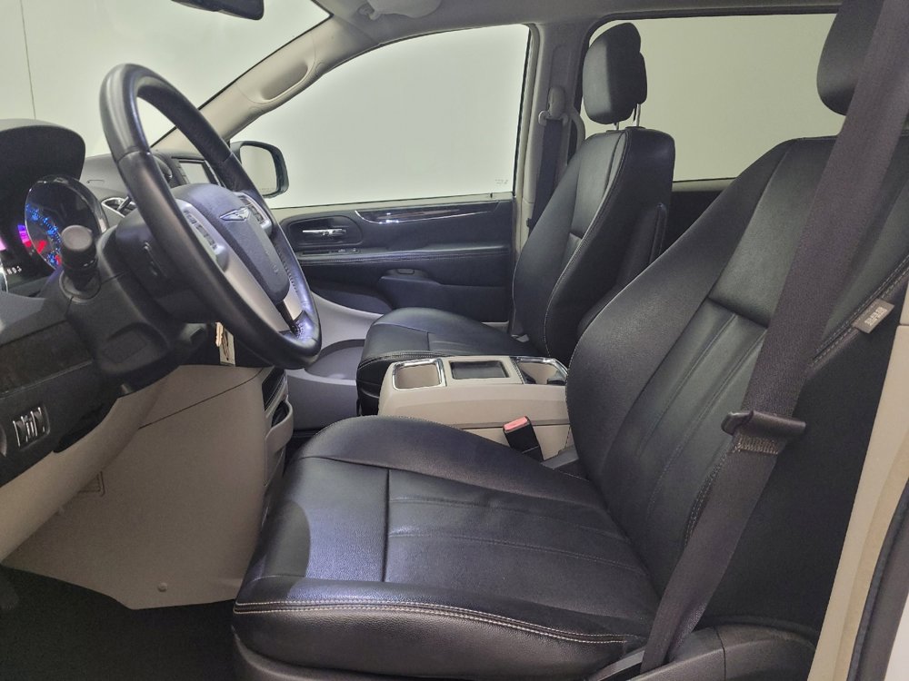 Used 2016 Chrysler Town & Country Touring FWD image 17