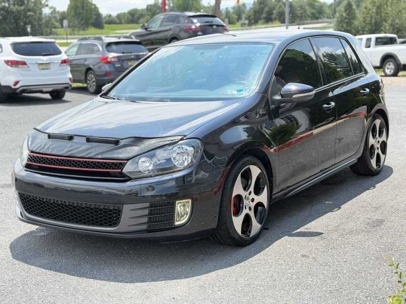 Used 2011 Volkswagen Golf 4-Door FWD image 2