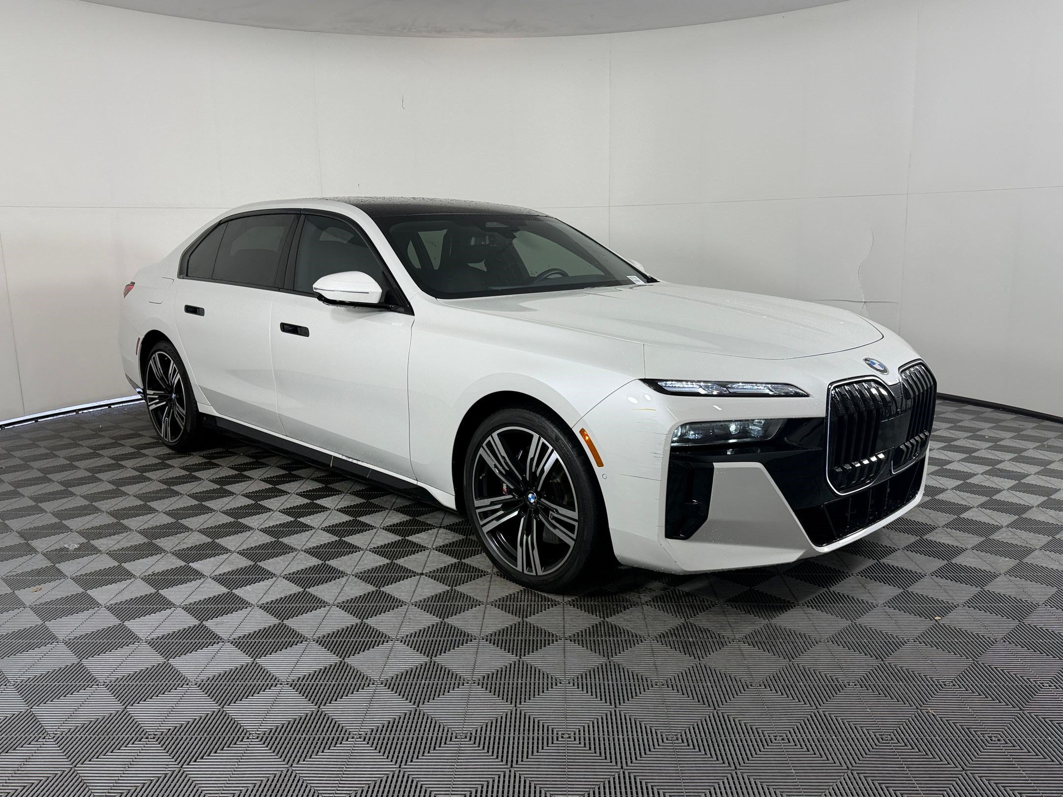 Certified 2024 BMW 760i xDrive w/ Executive Package AWD/4WD image 7