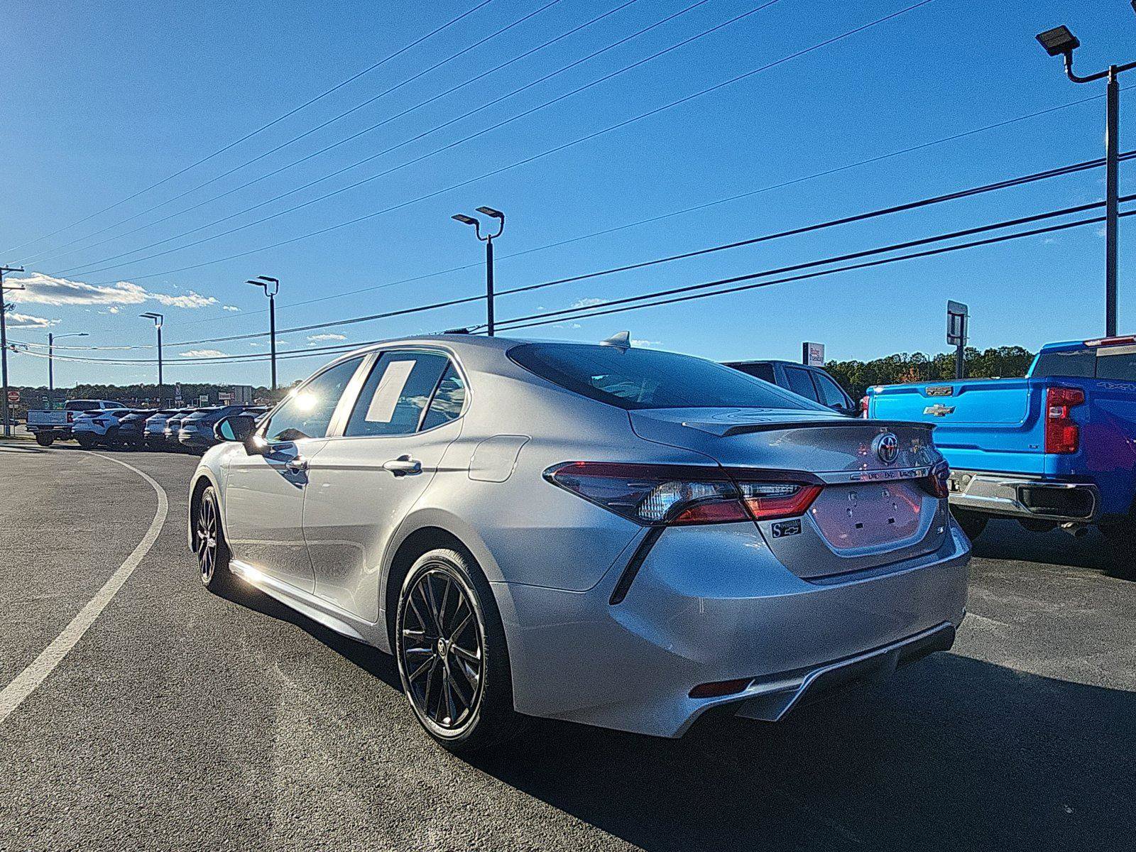 Used 2023 Toyota Camry SE image 3