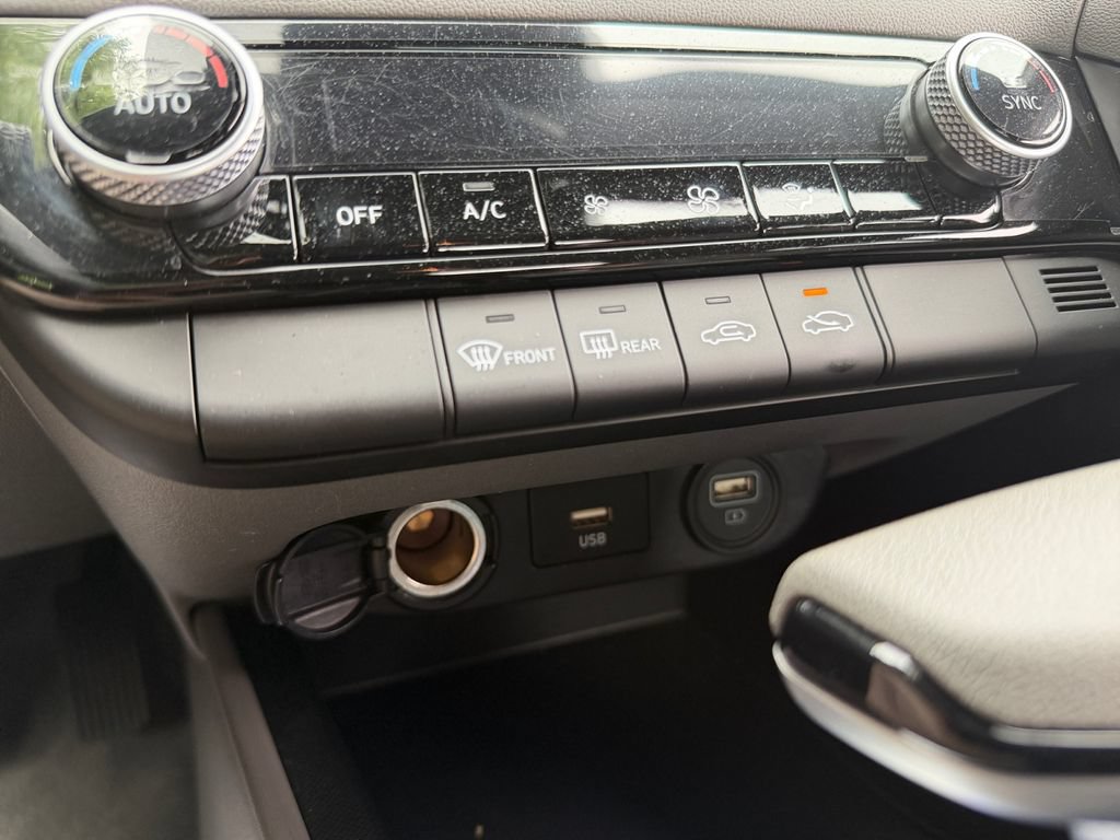 Used 2023 Hyundai Elantra SEL w/ Preferred Accessory Package FWD image 19