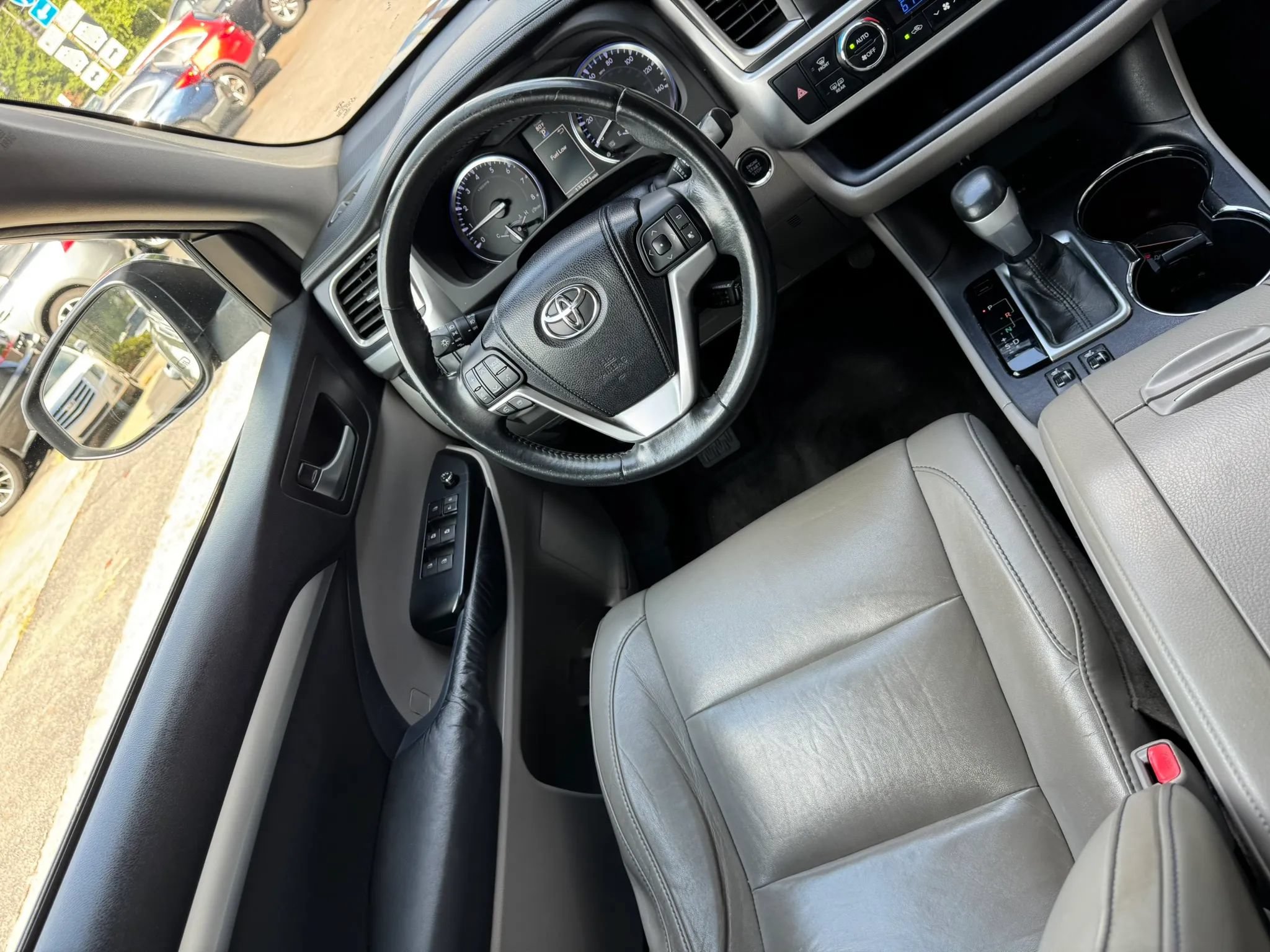Used 2014 Toyota Highlander XLE FWD image 11