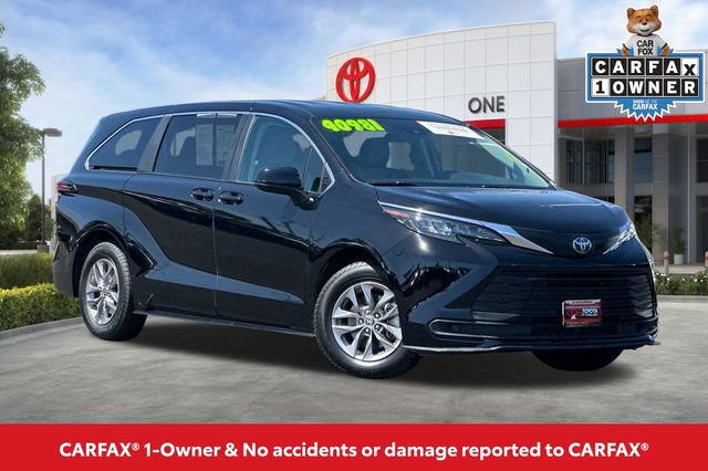 Certified 2024 Toyota Sienna LE AWD/4WD image 2