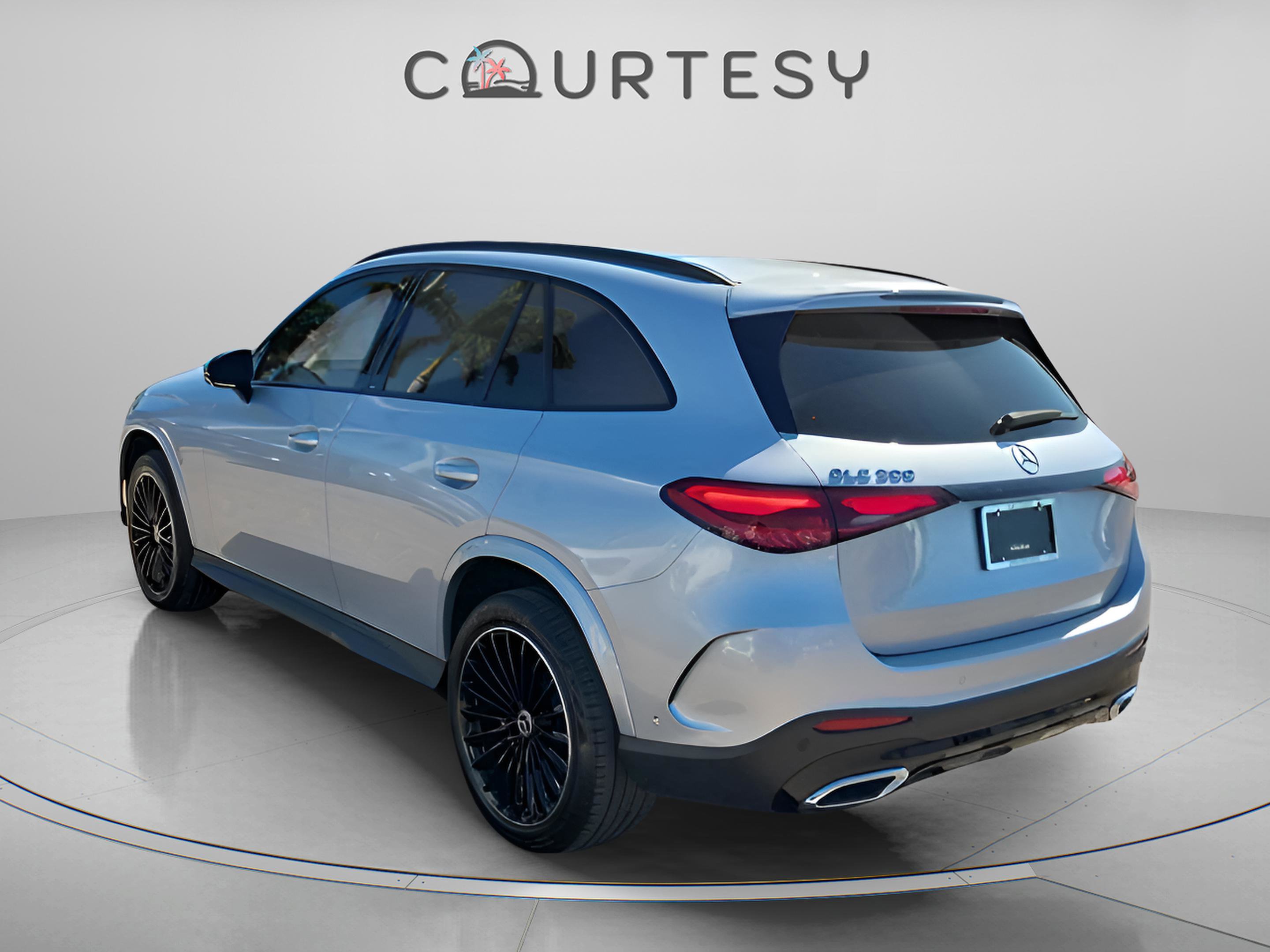 Used 2023 Mercedes-Benz GLC 300 image 4