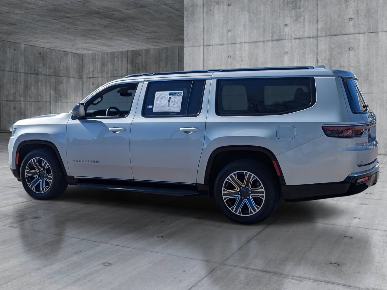 Used 2023 Jeep Wagoneer L Series II image 3