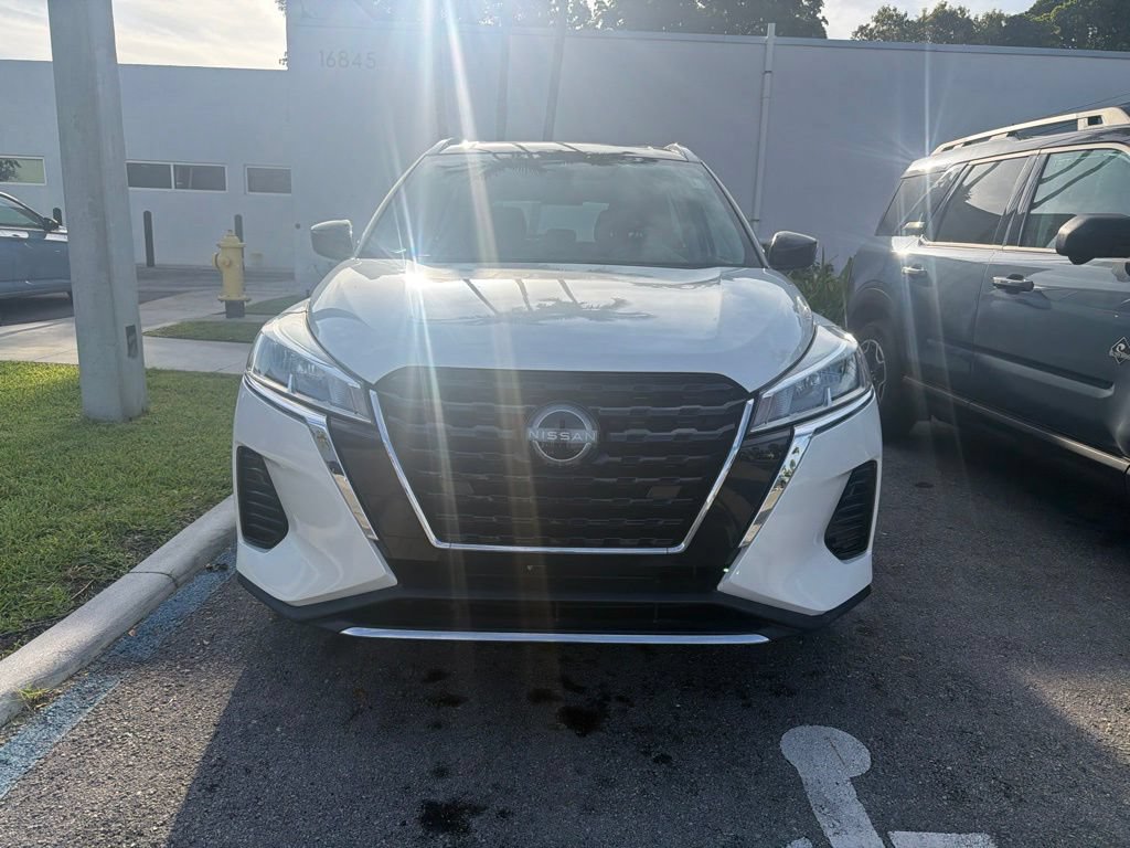 Used 2022 Nissan Kicks SV FWD image 2