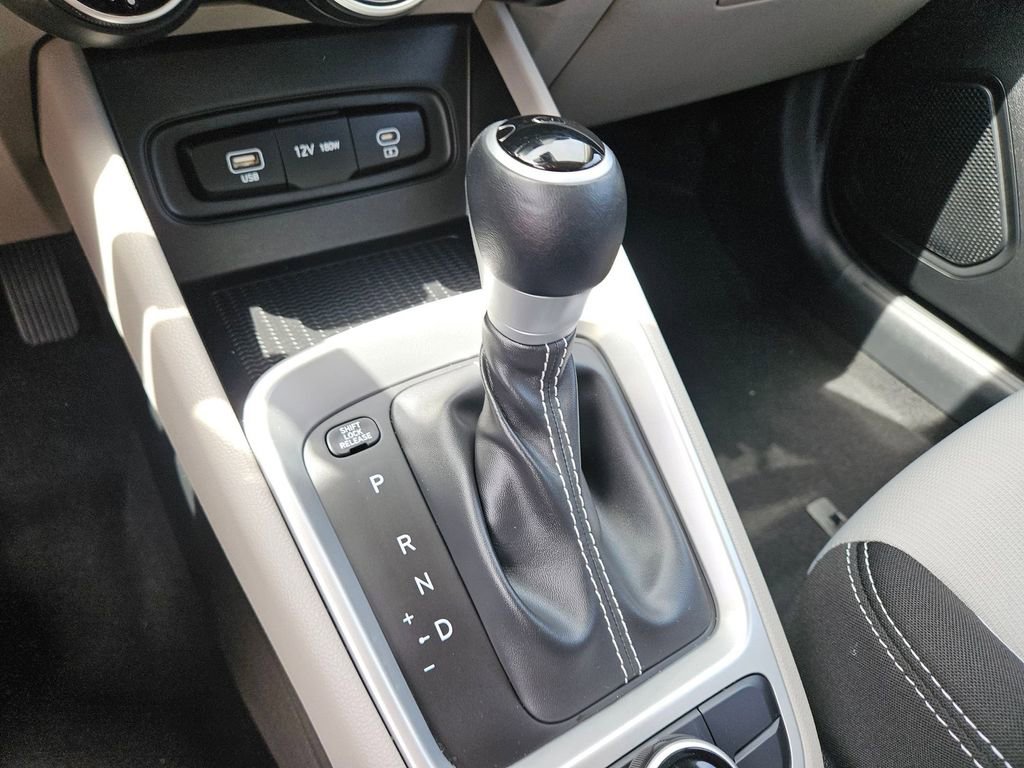 Used 2025 Hyundai Venue SEL image 28