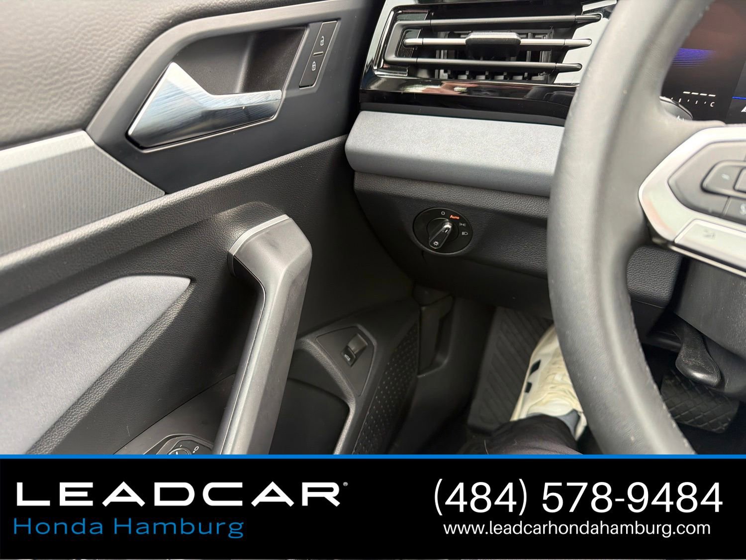 Used 2025 Volkswagen Jetta SE FWD image 17