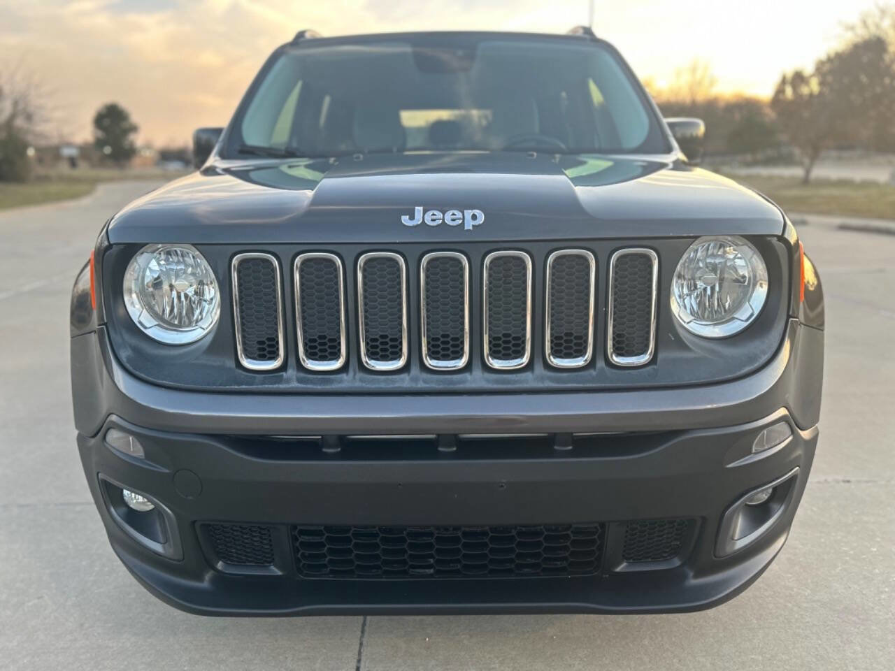 Used 2016 Jeep Renegade Latitude w/ Popular Equipment Group FWD image 3