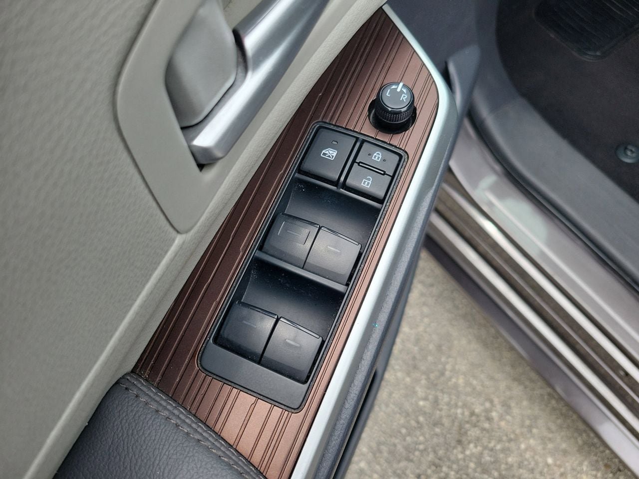 Used 2024 Toyota Sienna XLE FWD image 15