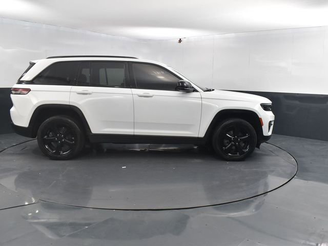 Used 2023 Jeep Grand Cherokee Limited w/ Black Appearance Package image 11