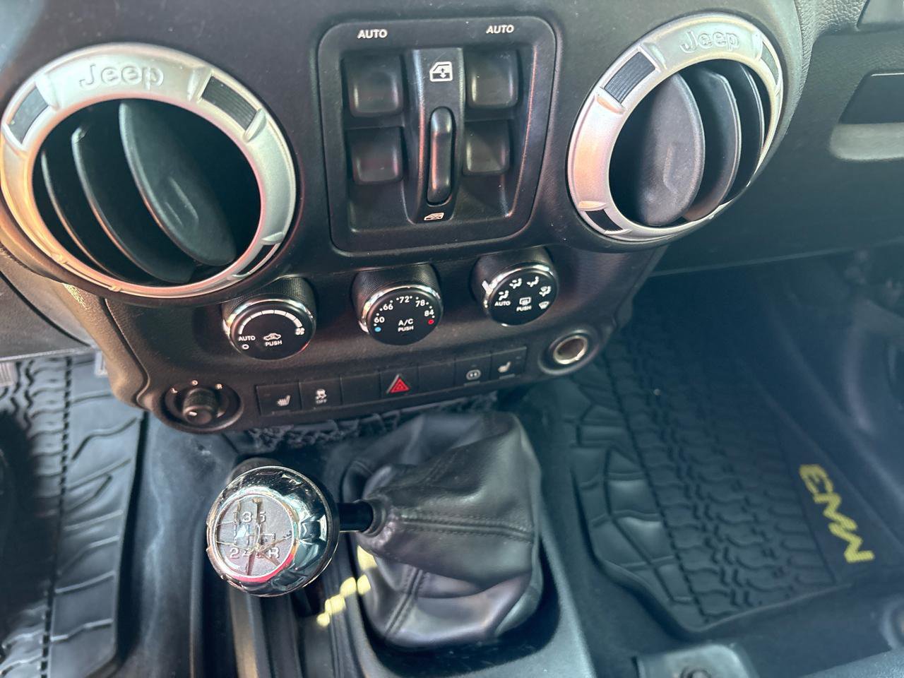 Used 2012 Jeep Wrangler Unlimited Rubicon image 20