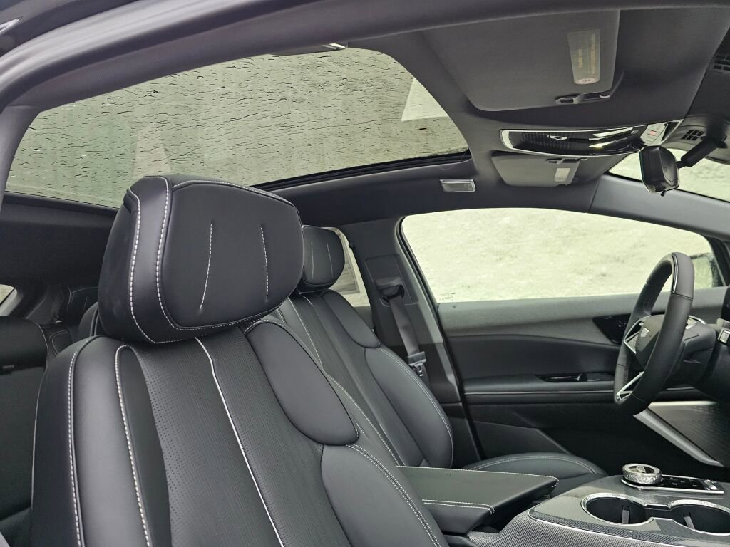 New 2026 Cadillac Optiq Luxury 2 image 17