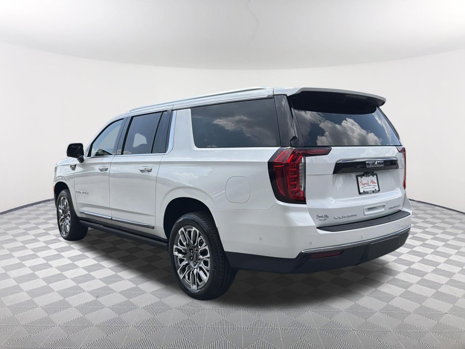 Used 2024 GMC Yukon XL Denali Ultimate AWD/4WD image 8
