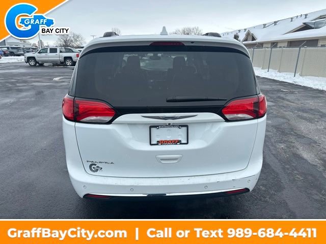 Used 2017 Chrysler Pacifica Touring-L w/ Tire & Wheel Group image 4