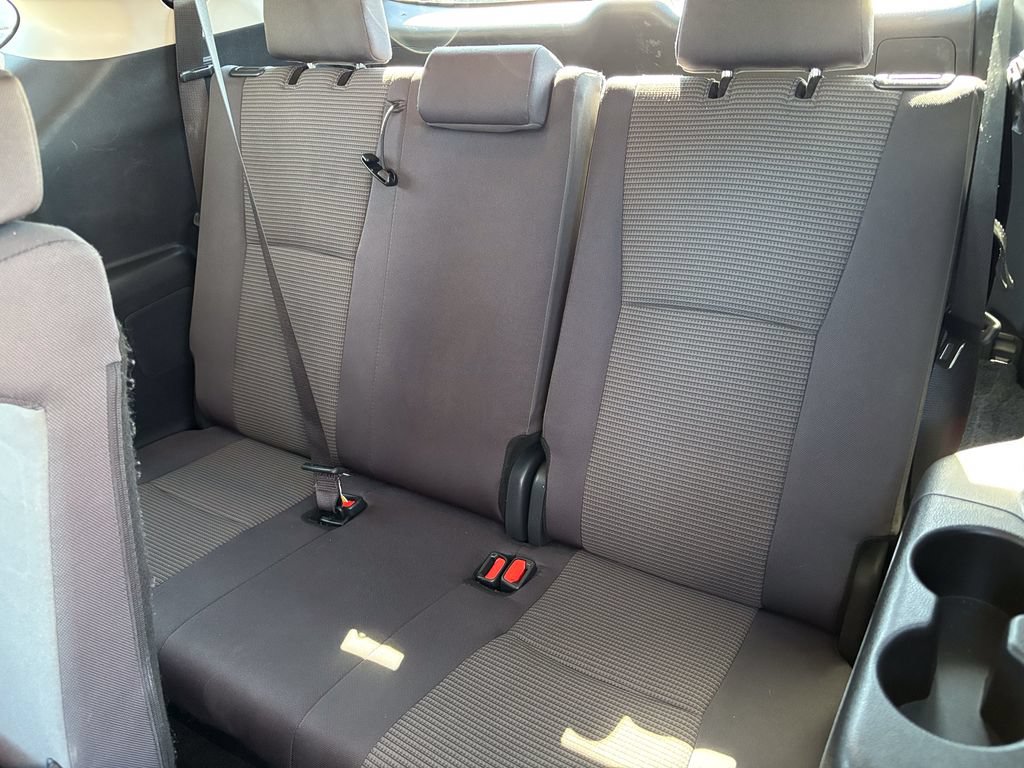 Used 2025 Toyota Highlander LE FWD image 44