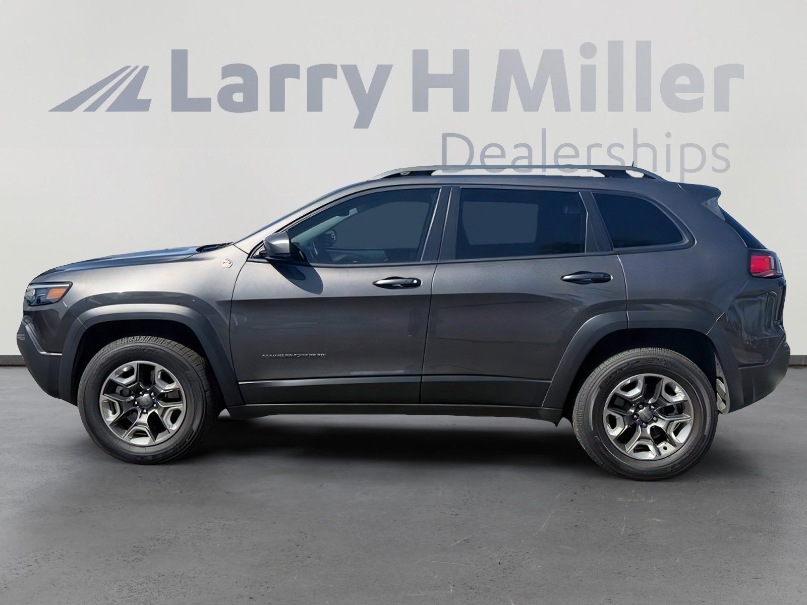 Used 2019 Jeep Cherokee Trailhawk w/ Comfort/Convenience Group image 2