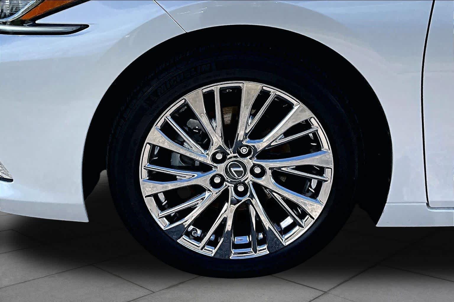 Used 2020 Lexus ES 300h w/ Premium Package FWD image 11