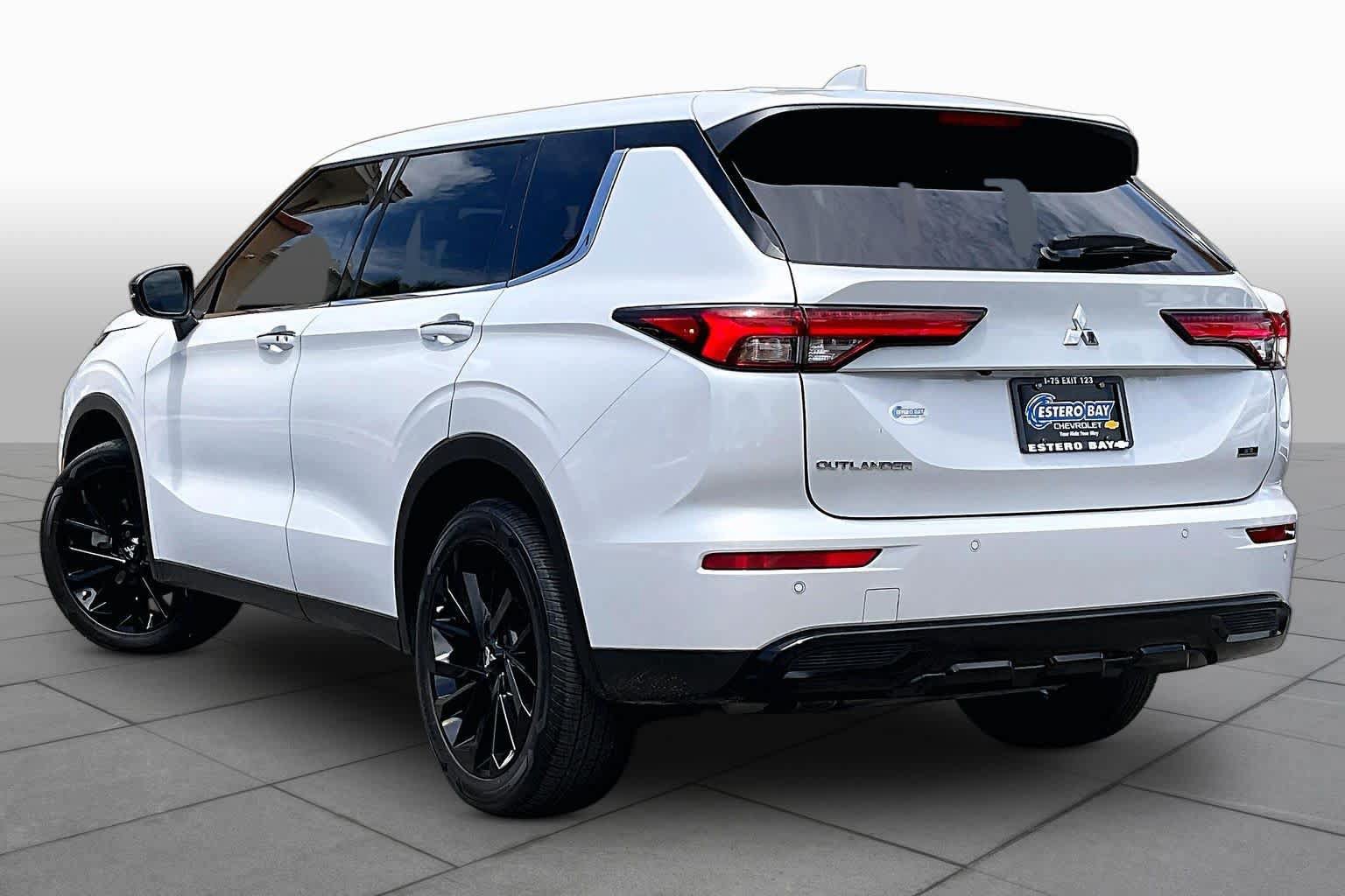 Used 2023 Mitsubishi Outlander SE Black Edition FWD image 12