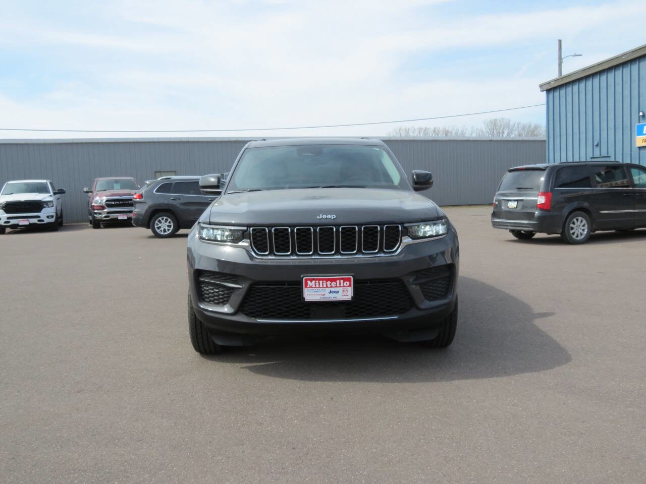 Used 2022 Jeep Grand Cherokee Laredo w/ Luxury Tech Group I image 3