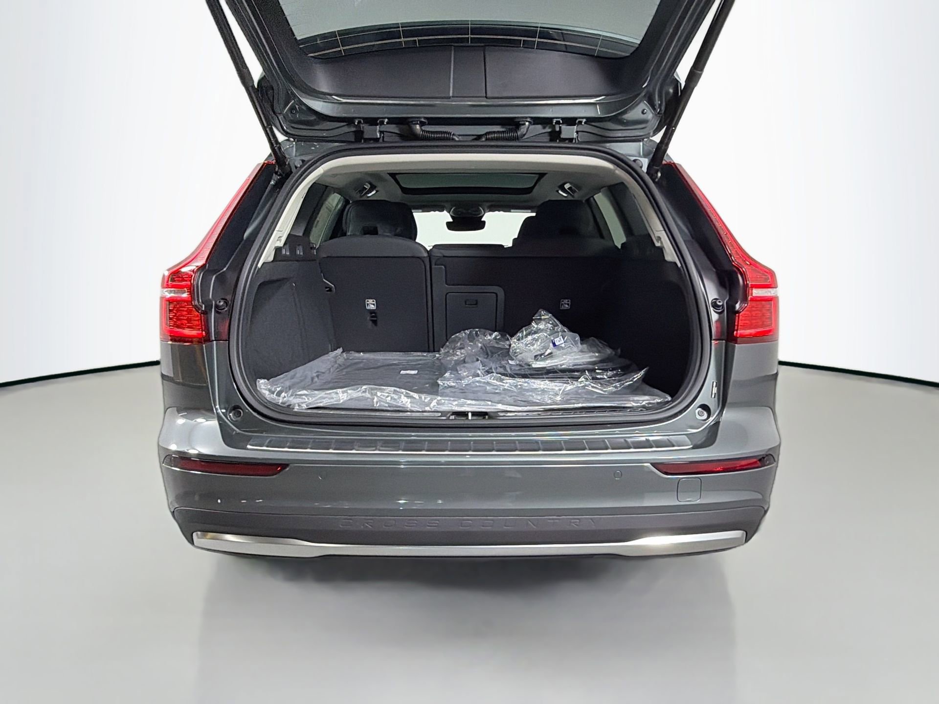 New 2026 Volvo V60 B5 Cross Country Plus w/ Protection Package Premier image 24
