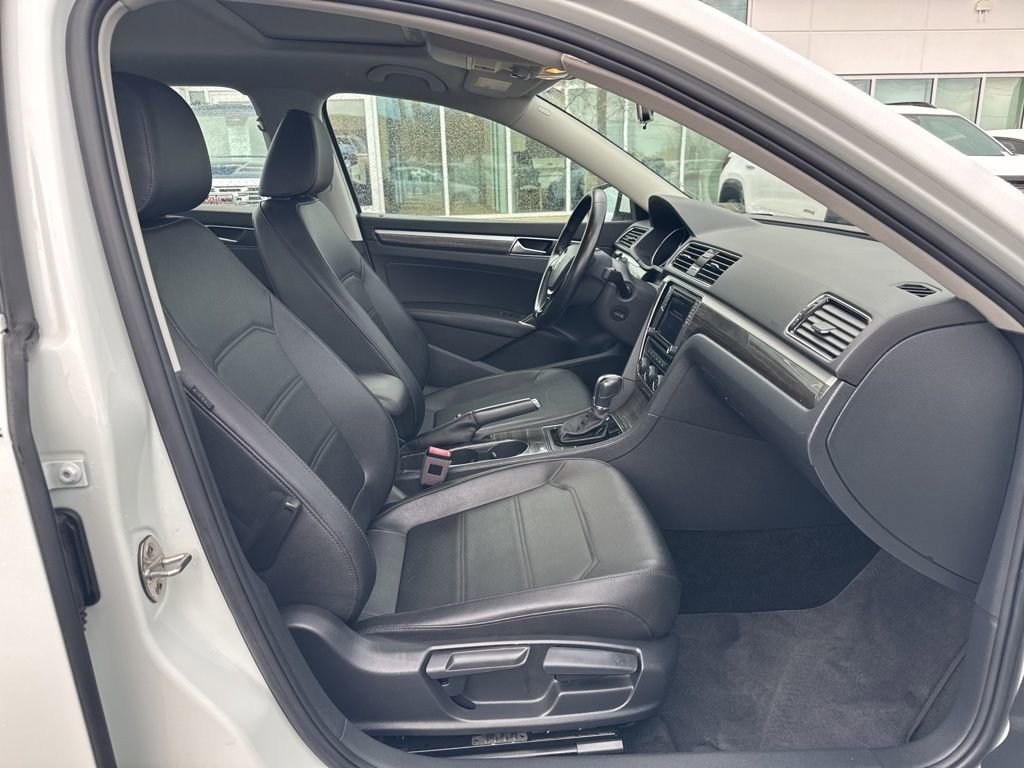 Used 2018 Volkswagen Passat 2.0T SE image 18