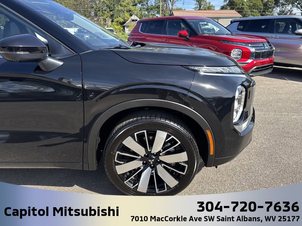 New 2025 Mitsubishi Outlander SEL image 3