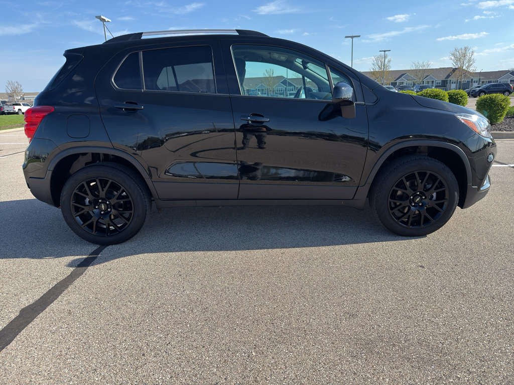 Used 2022 Chevrolet Trax LT w/ Midnight Edition image 5