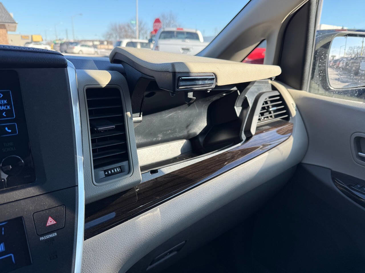 Used 2015 Toyota Sienna XLE Premium image 68