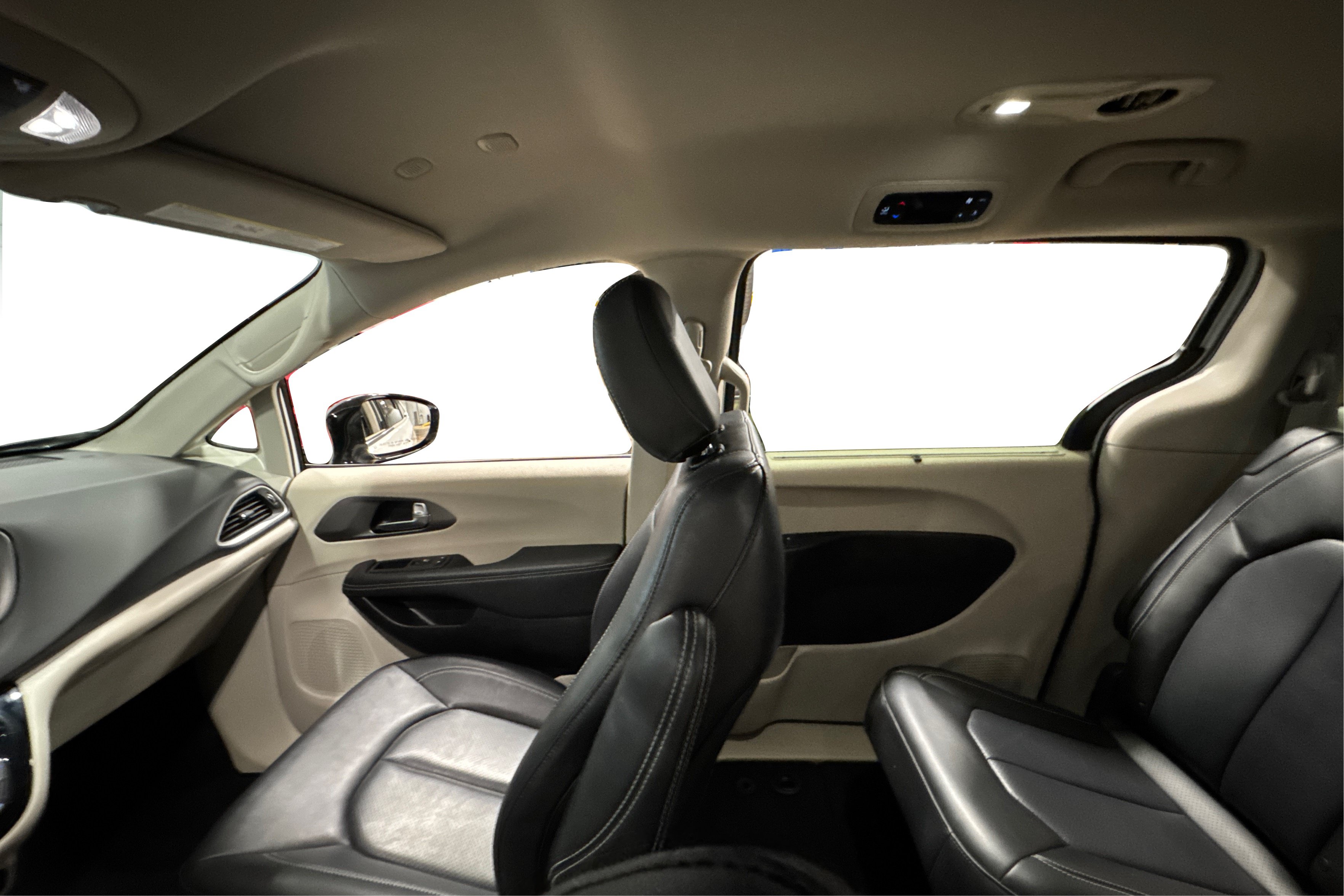 Used 2024 Chrysler Pacifica Touring-L FWD image 42