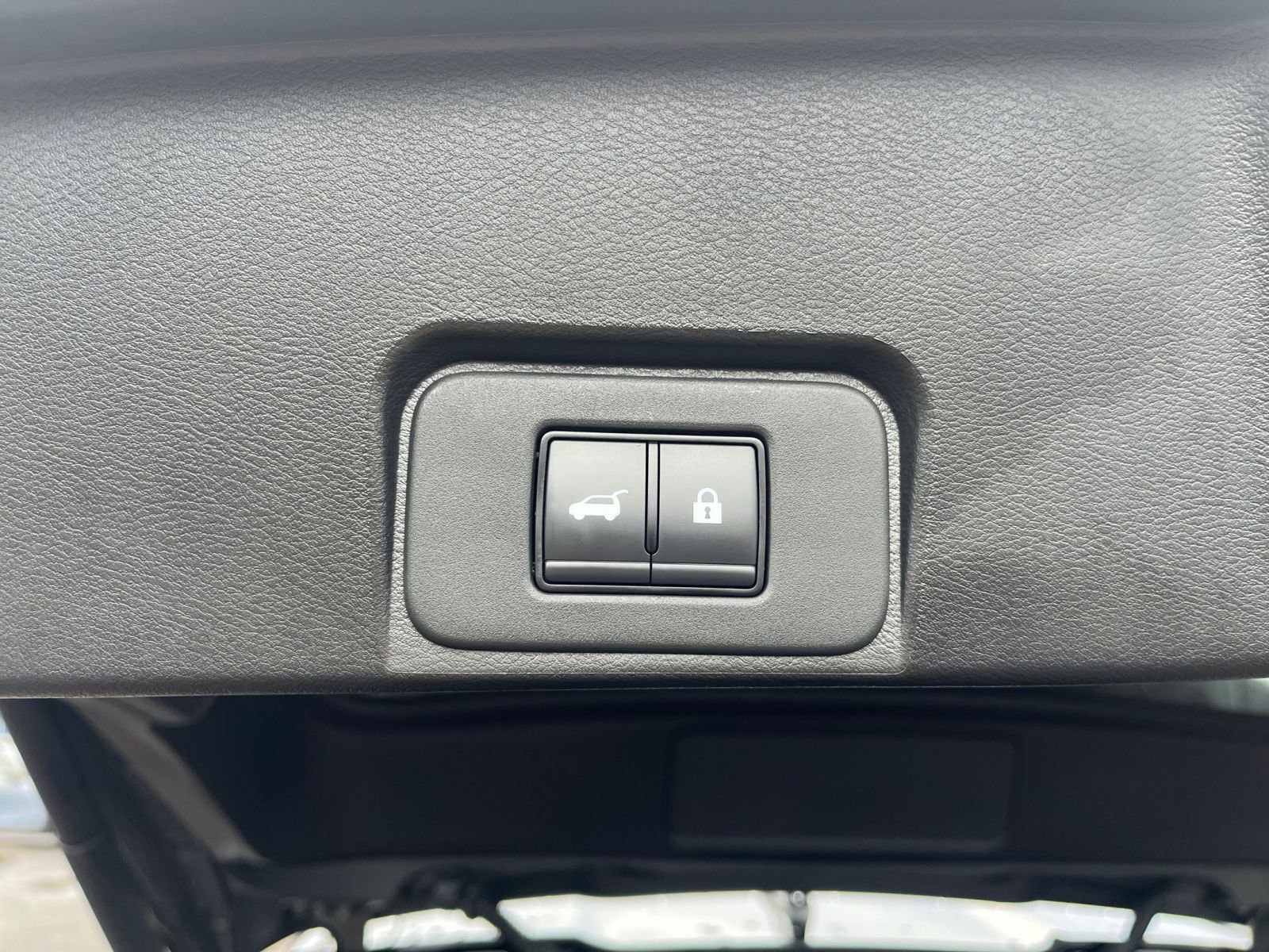 Used 2025 Nissan Rogue SV image 23