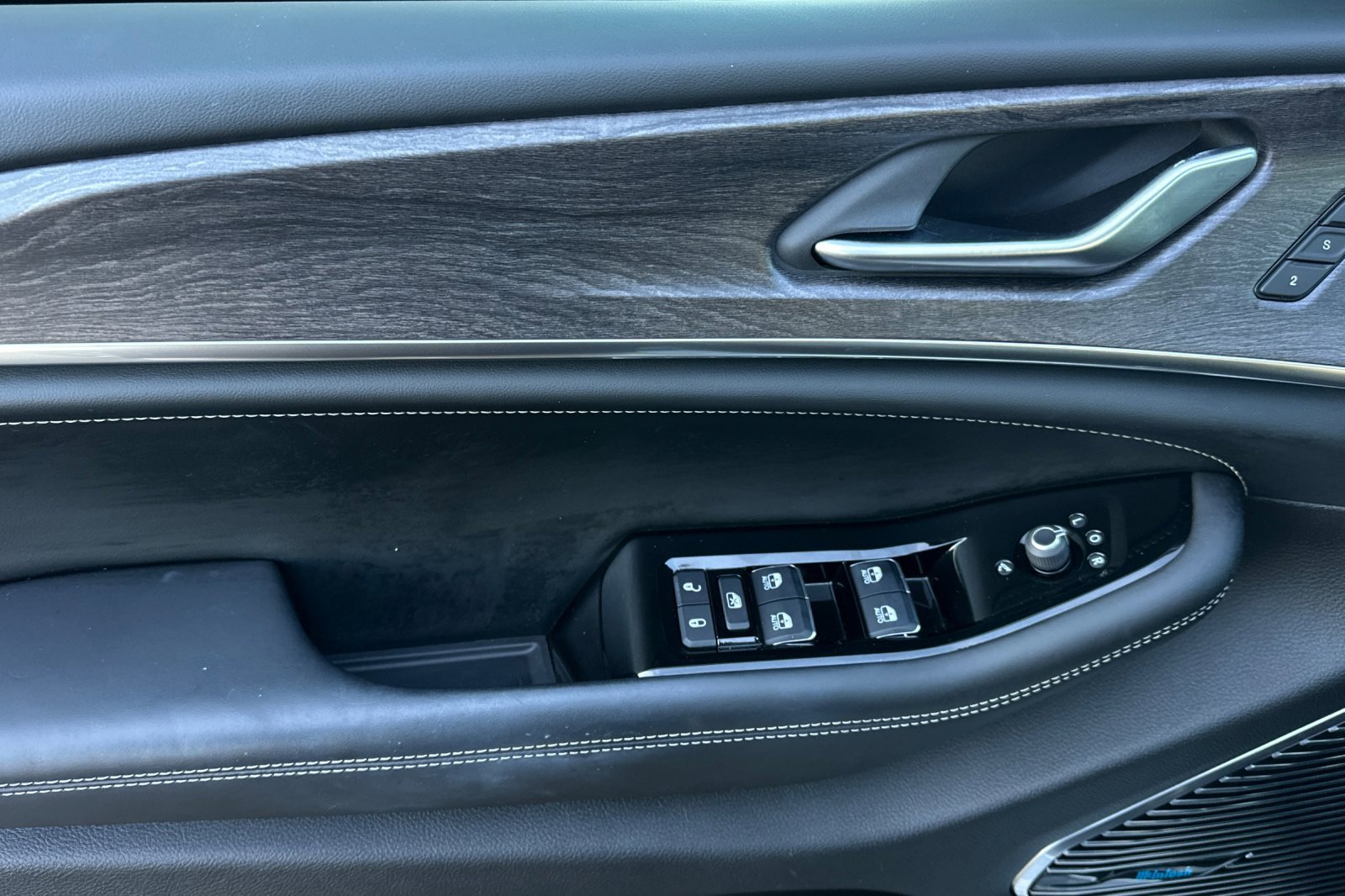 Used 2022 Jeep Grand Cherokee L Overland w/ Advanced Protech Group III image 11