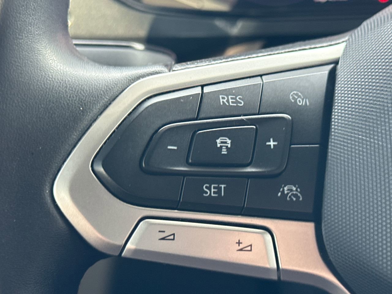 Used 2022 Volkswagen Taos SEL AWD/4WD image 25