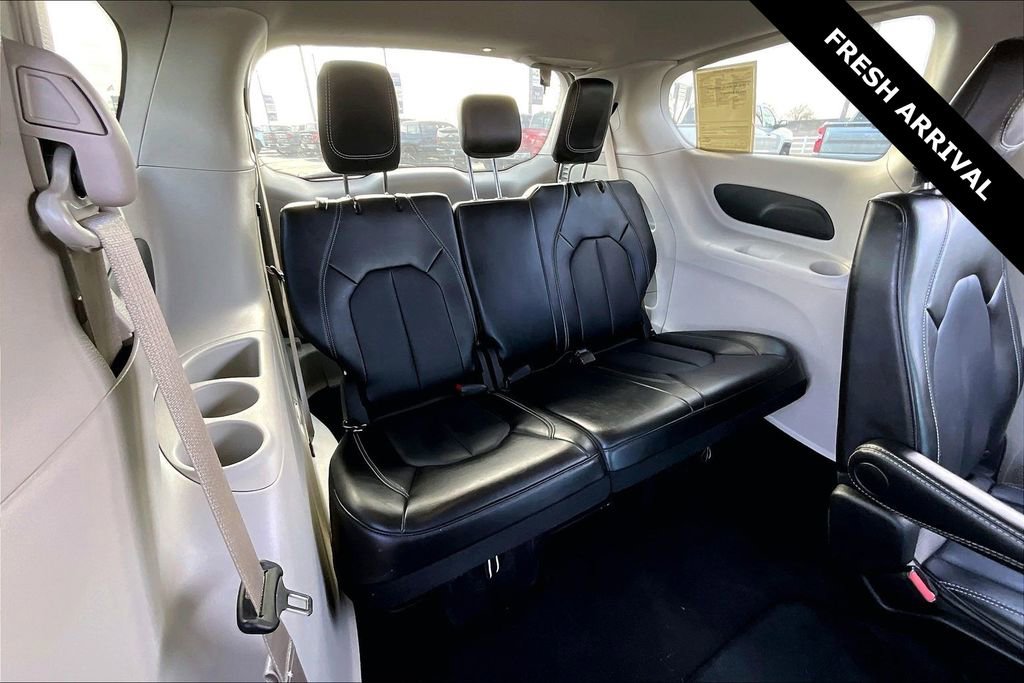 Used 2024 Chrysler Pacifica Touring-L image 25