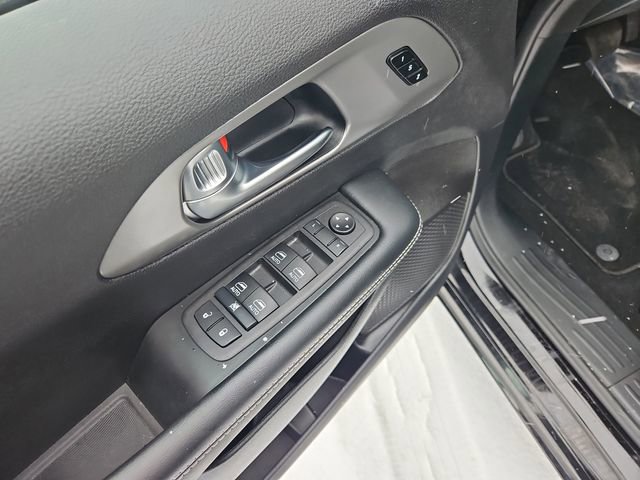 Used 2025 Chrysler Pacifica Select image 23