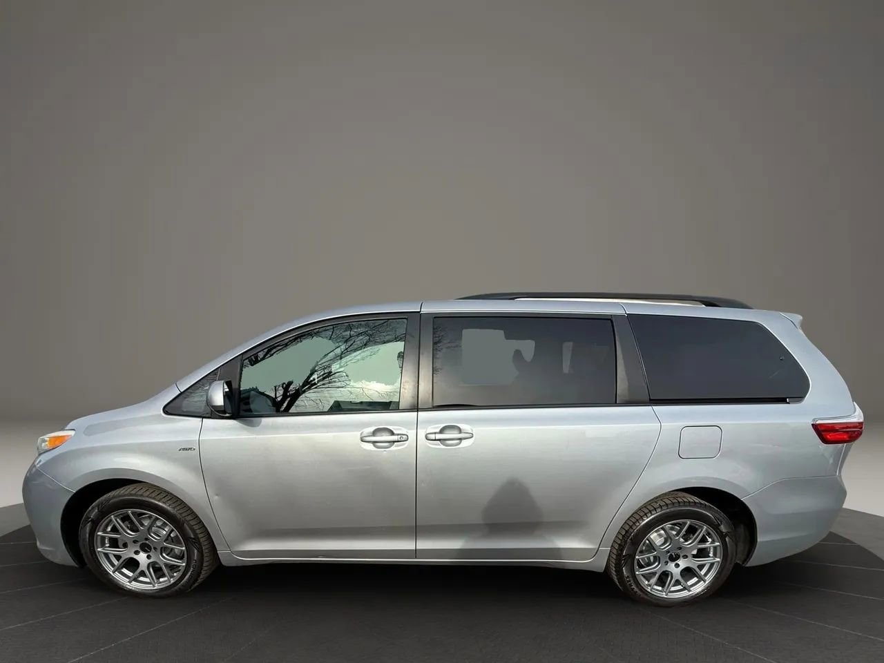 Used 2017 Toyota Sienna LE AWD/4WD image 8