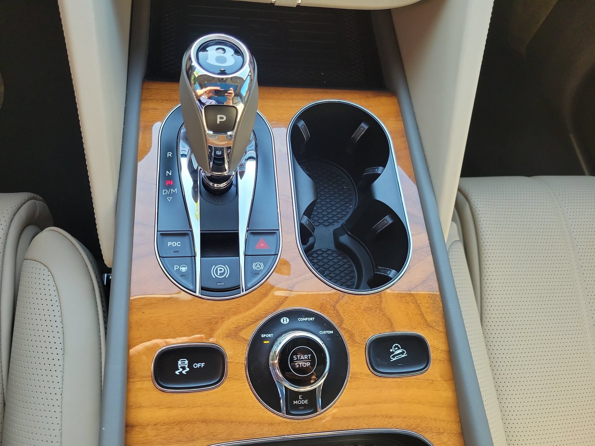 Certified 2023 Bentley Bentayga Plug-In Hybrid AWD/4WD image 46
