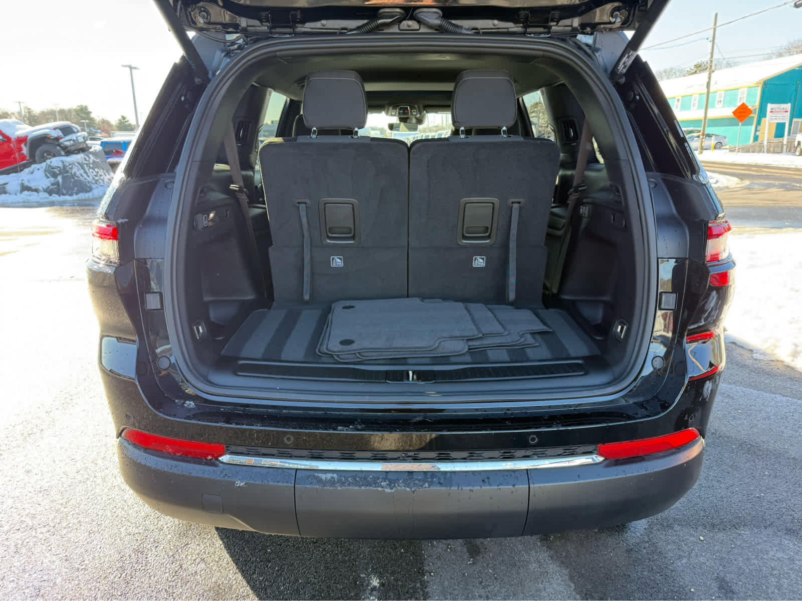 Used 2025 Jeep Grand Cherokee L Laredo w/ Luxury Tech Group I image 9