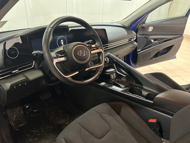 Used 2023 Hyundai Elantra SEL w/ Convenience Package image 9