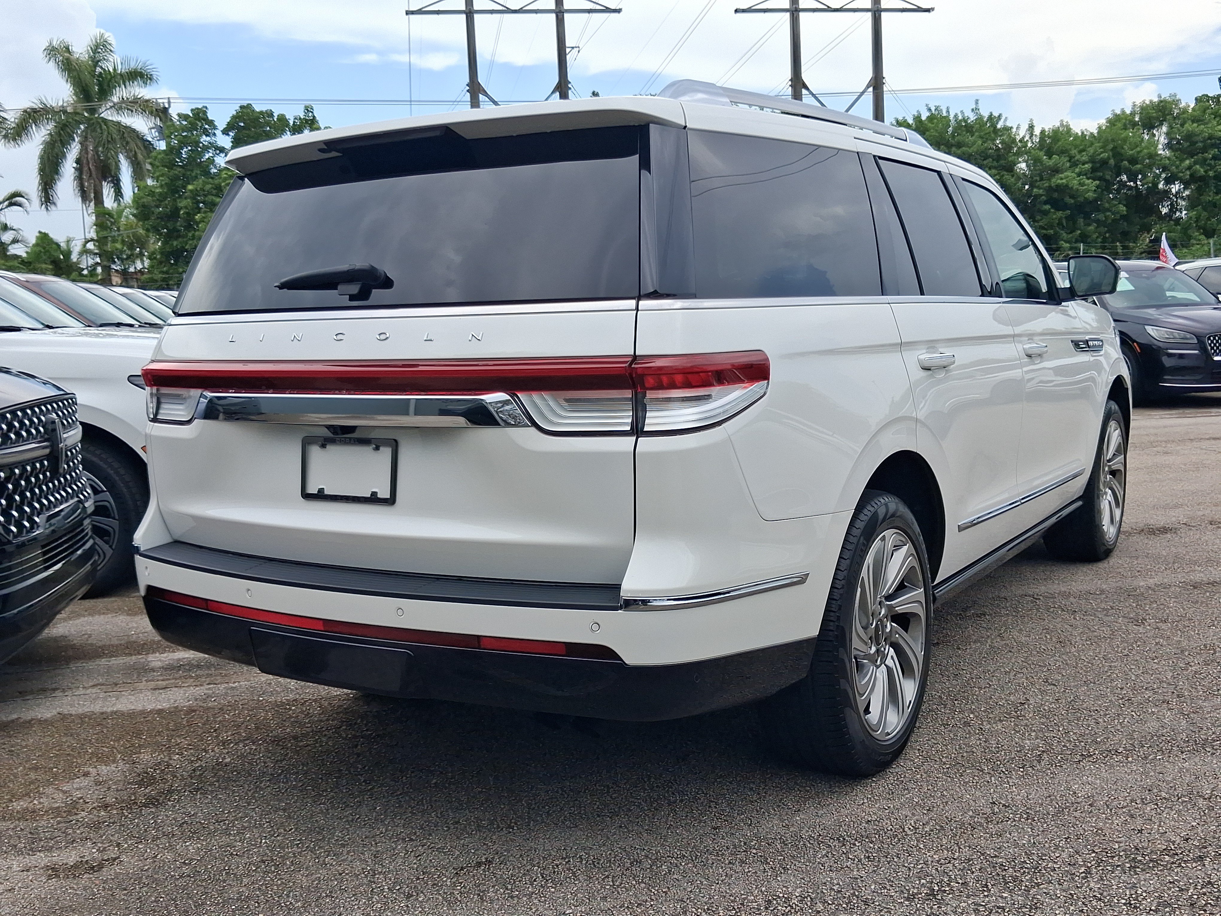 Certified 2024 Lincoln Navigator Premiere AWD/4WD image 4