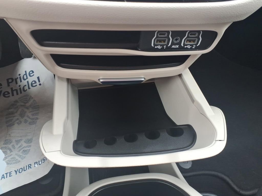 Used 2023 Chrysler Pacifica Touring-L image 21