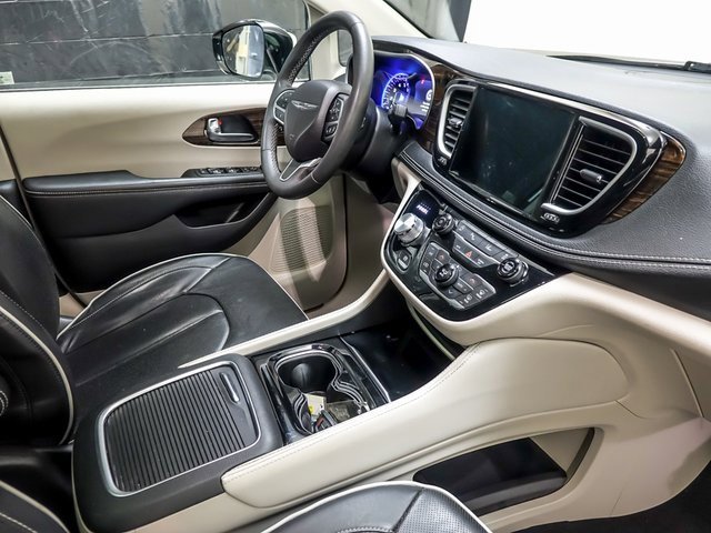 Used 2023 Chrysler Pacifica Limited image 30