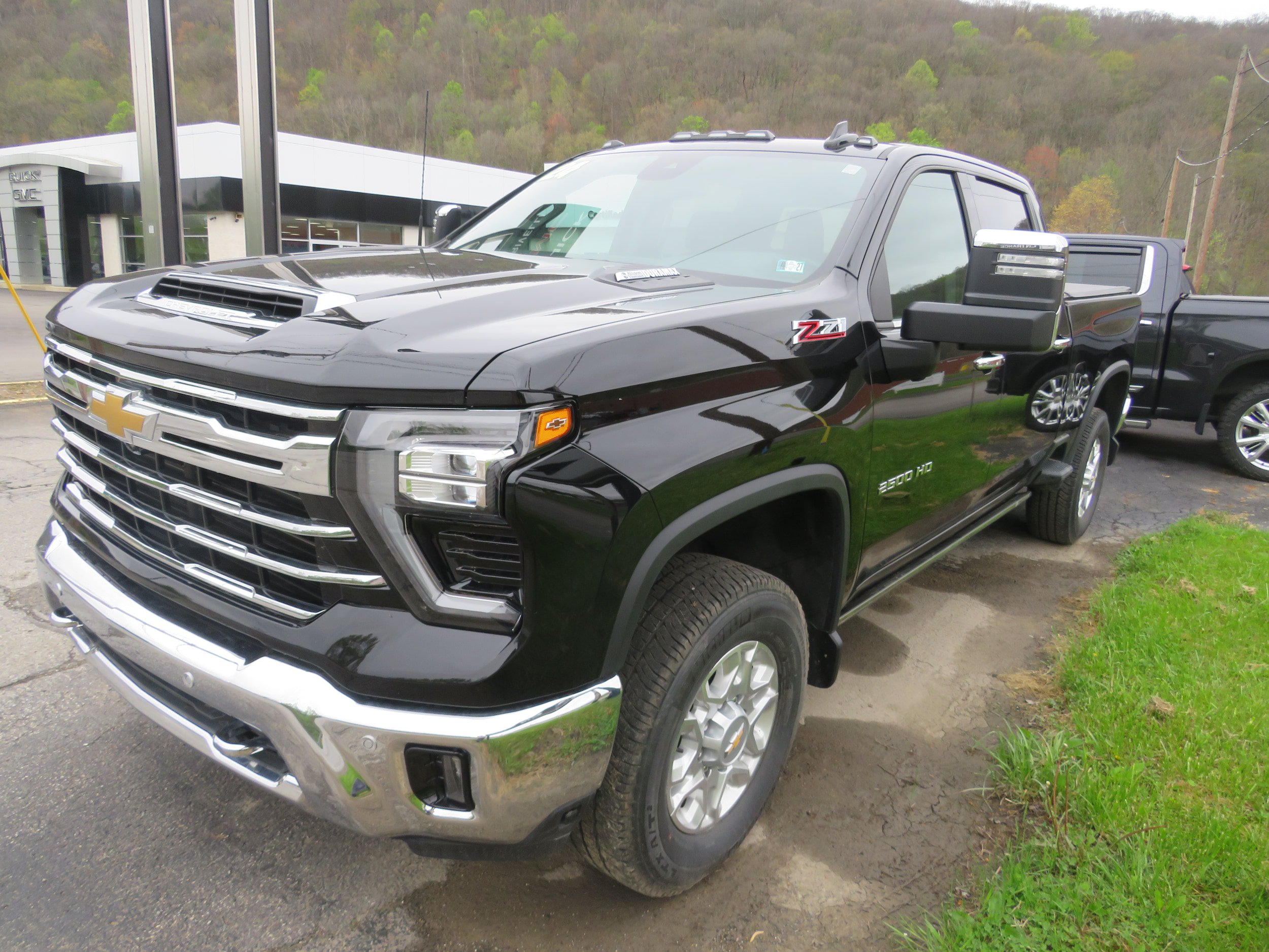 Used 2024 Chevrolet Silverado 2500 LTZ w/ LTZ Convenience Package AWD/4WD image 3