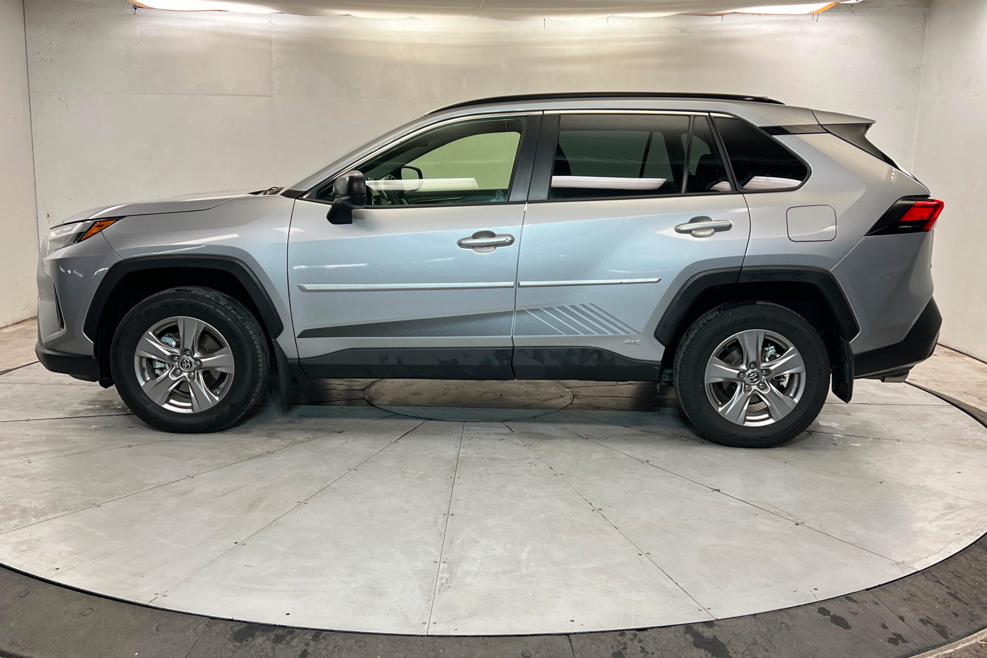 Used 2025 Toyota RAV4 LE AWD/4WD image 2