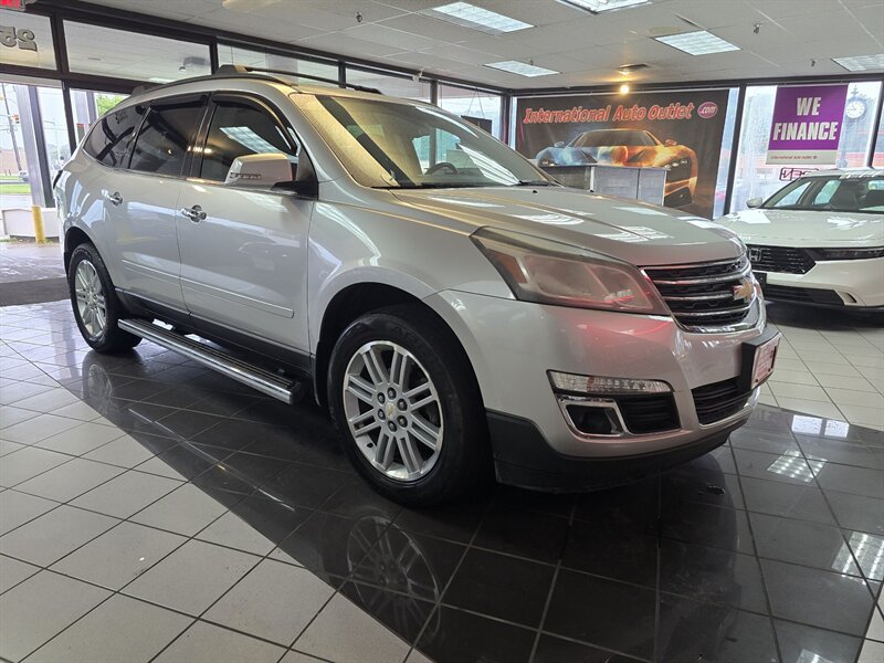 Used 2015 Chevrolet Traverse LT w/ Style and Technology Package FWD image 3
